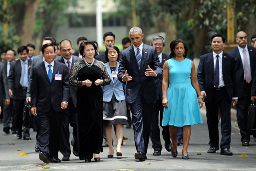 Bí mật về người phụ nữ bên cạnh ông Obama ngày 23/5 ảnh 1