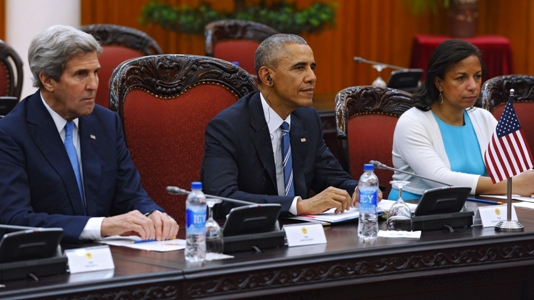 Bí mật về người phụ nữ bên cạnh ông Obama ngày 23/5 ảnh 3