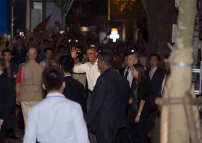 Cả phố tắc nghẽn vì bữa tối bình dân của Tổng thống Obama ảnh 5