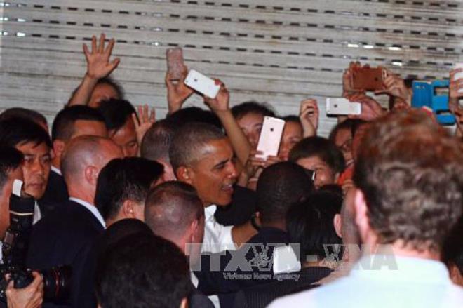 Cả phố tắc nghẽn vì bữa tối bình dân của Tổng thống Obama ảnh 7