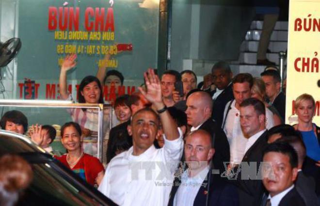 Cả phố tắc nghẽn vì bữa tối bình dân của Tổng thống Obama ảnh 9