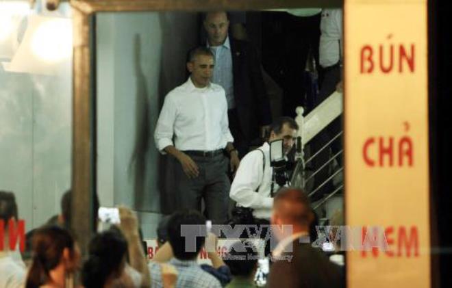 Cả phố tắc nghẽn vì bữa tối bình dân của Tổng thống Obama ảnh 10