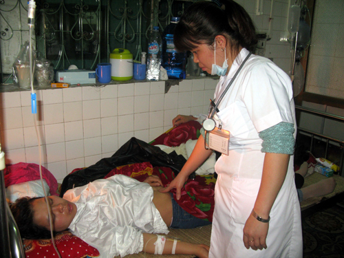 Bữa ăn ca, mối lo mất an toàn thực phẩm ảnh 1