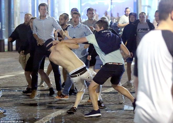CĐV Anh "quậy tung" Marseille, cảnh sát Pháp mệt lử ảnh 3
