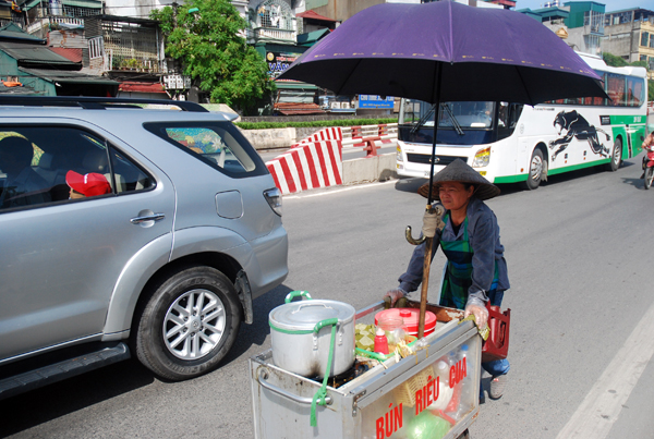 Nhọc nhằn mưu sinh trong nắng nóng 55 độ C ảnh 6