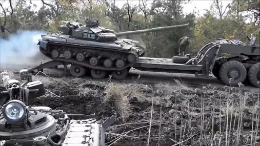 Xe tăng Ukraine lật nhào, binh sĩ suýt chết ảnh 1