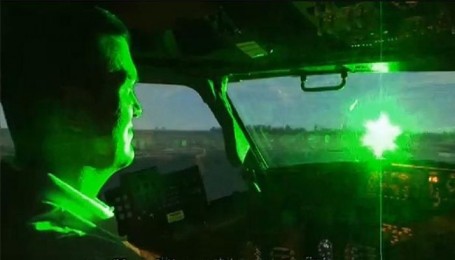 Tia laser chiếu vào máy bay là nguy cơ mất an toàn hàng không ảnh 1