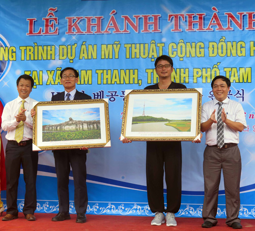 Mang bích họa tới làm đẹp làng biển Trung Thanh ảnh 1