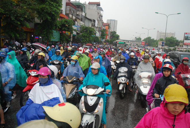 Thí sinh đội mưa làm thủ tục thi THPT quốc gia ảnh 1