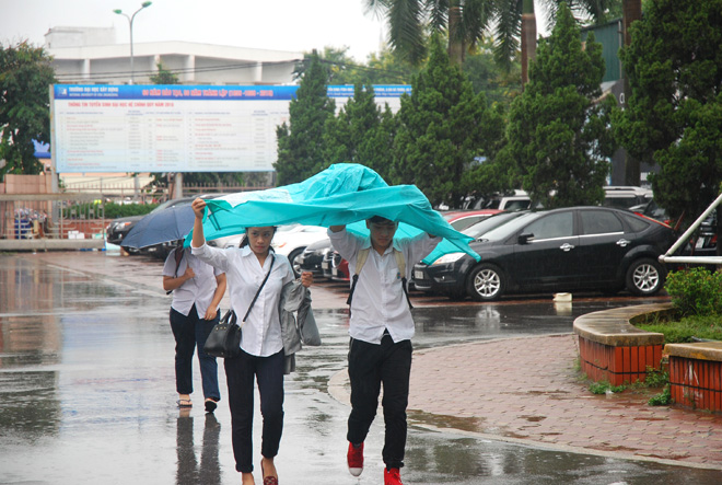Thí sinh đội mưa làm thủ tục thi THPT quốc gia ảnh 2