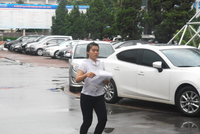 Thí sinh đội mưa làm thủ tục thi THPT quốc gia ảnh 5
