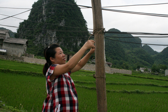 Thôn đặc biệt khó khăn dùng cọc tre kéo điện ảnh 3