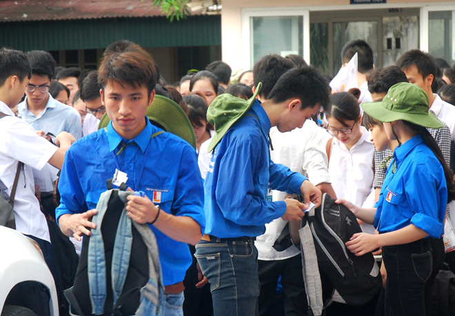 Hình ảnh thí sinh buổi đầu thi THPT Quốc gia 2016 ảnh 3