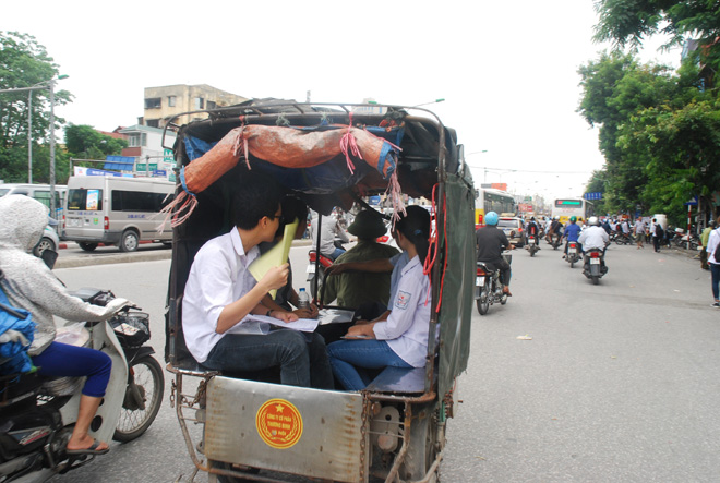 Hình ảnh thí sinh buổi đầu thi THPT Quốc gia 2016 ảnh 21