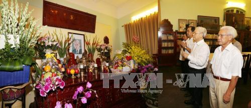 Dâng hương tưởng niệm cố Tổng Bí thư Lê Duẩn ảnh 1