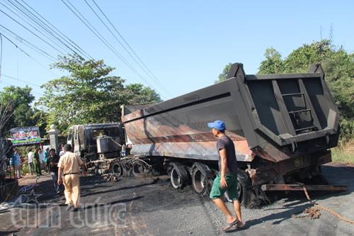 Hai xe cháy rụi sau tai nạn liên hoàn làm 2 người chết ảnh 4