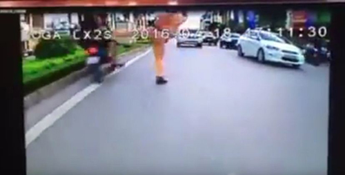 Tạm đình chỉ cảnh sát "đá người vi phạm" tại Hà Nội ảnh 1