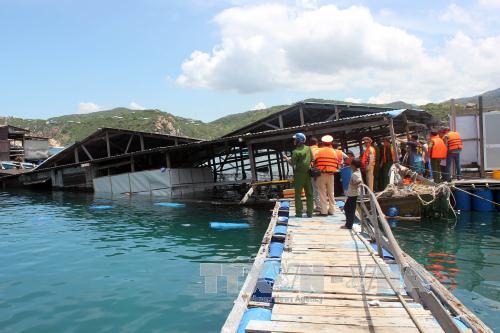 Lật nhà bè trên biển, 2 du khách chết đuối ảnh 1