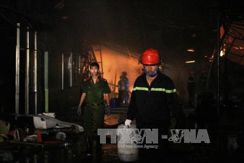 Cháy nhà kho, hàng loạt nhà trọ công nhân bị uy hiếp ảnh 1