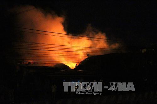 Cháy nhà kho, hàng loạt nhà trọ công nhân bị uy hiếp ảnh 2