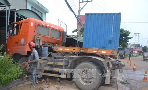 Xe đầu kéo mất lái lao vào quán cơm ảnh 1