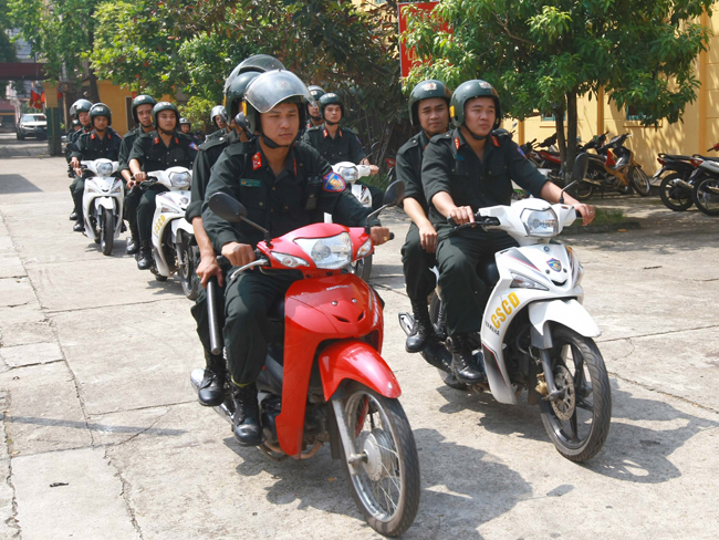 Ngày đầu ra quân siết vi phạm mũ bảo hiểm tại Hà Nội ảnh 2
