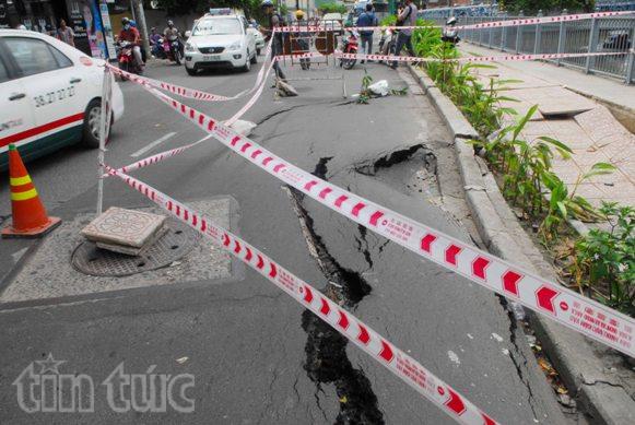 Xuất hiện vết nứt "khủng" trên đường Trường Sa ảnh 1