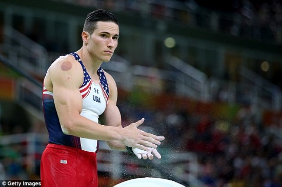 Cơ thể đầy vết bầm giác hơi của hàng loạt VĐV Olympic ảnh 4