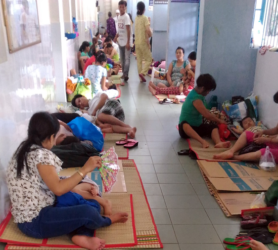 Bệnh viện quá tải vì dịch sốt xuất huyết ảnh 1
