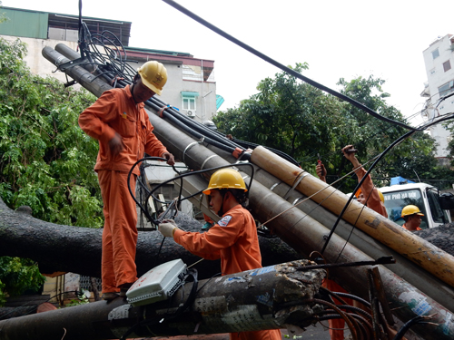 Đảm bảo cung ứng điện mùa mưa bão ảnh 1