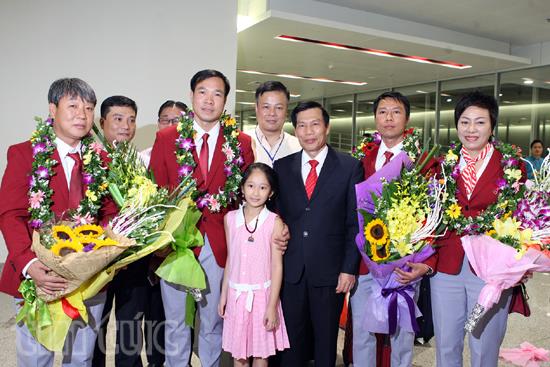 Người hùng Hoàng Xuân Vinh về đến Nội Bài ảnh 4