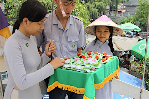 Nô nức đi lễ chùa mùa Vu Lan ảnh 6