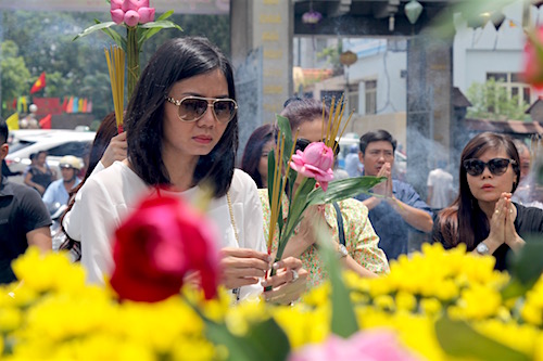 Nô nức đi lễ chùa mùa Vu Lan ảnh 9
