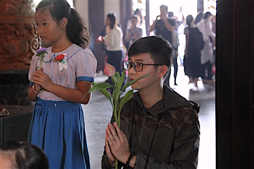Nô nức đi lễ chùa mùa Vu Lan ảnh 11