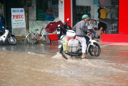 Đường Phan Đình Phùng, thành phố Kon Tum, bị ngập sâu sau cơn mưa. Ảnh: Việt Tôn/TTXVN