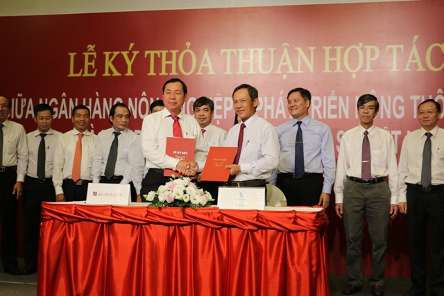 Tổng giám đốc Agribank - ông Tiết Văn Thành (bên trái) và Tổng giám đốc VRG - ông Trần Ngọc Thuận ký kết thỏa thuận hợp tác