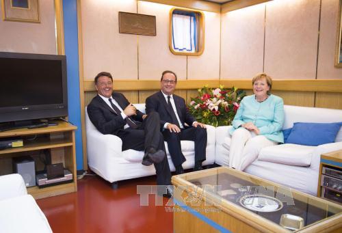 Thủ tướng Italy (trái), Thủ tướng Đức (phải) và Tổng thống Pháp François Hollande ngày 22/8. Ảnh: EPA/TTXVN