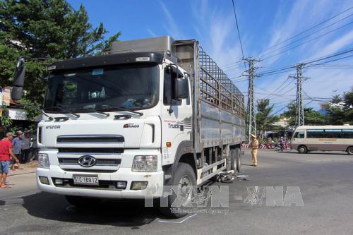 Mô tô bị cuốn vào gầm xe tải, lái xe tử vong ảnh 1