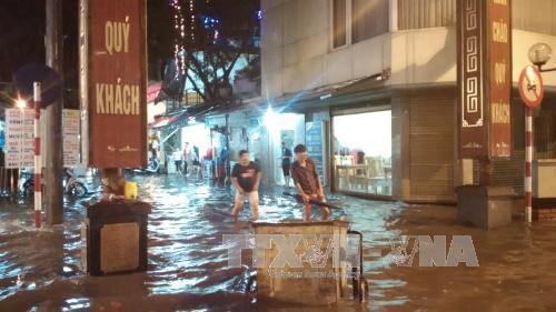 Phố đi bộ ẩm thực Tống Duy Tân, quận Hoàn Kiếm ngập trong nước sau một cơn mưa lớn. Ảnh: Trọng Đạt/TTXVN
