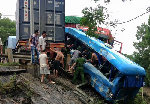 Tai nạn giao thông liên hoàn ở Hòa Bình, 4 người thương vong ảnh 1