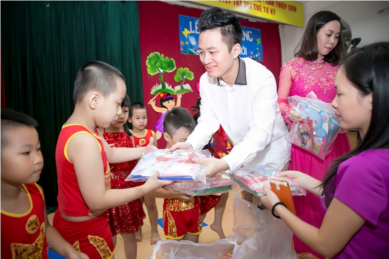Tùng Dương mang niềm vui đến cho trẻ tự kỷ nhân dịp Trung thu ảnh 1