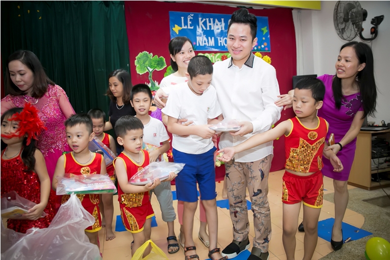 Tùng Dương mang niềm vui đến cho trẻ tự kỷ nhân dịp Trung thu ảnh 2
