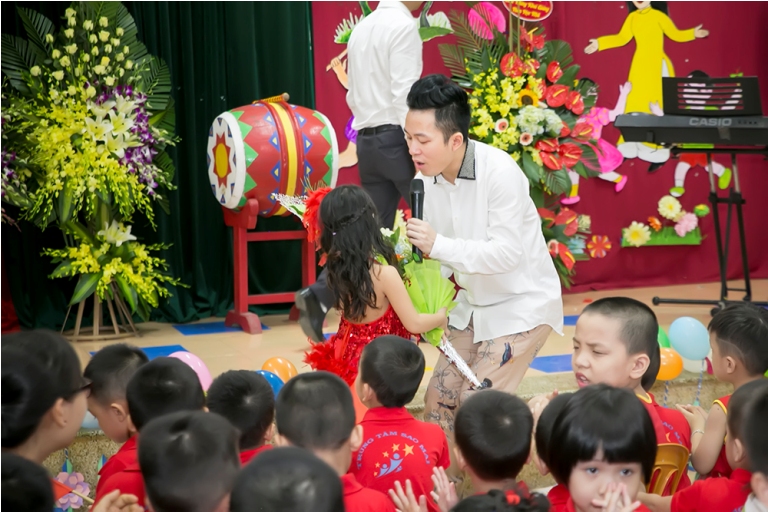 Tùng Dương mang niềm vui đến cho trẻ tự kỷ nhân dịp Trung thu ảnh 9