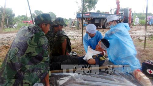 Miền Trung: Tàu về bến, dân chèn chống nhà cửa phòng bão ảnh 1
