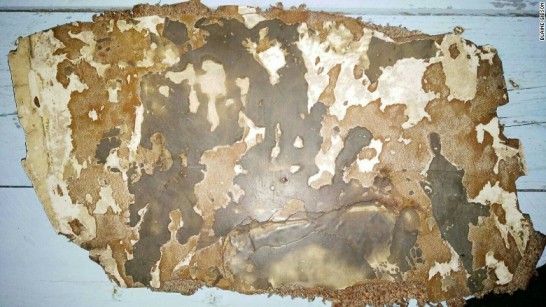 Mảnh vỡ xém đen làm dấy nghi vấn MH370 bốc cháy ảnh 1