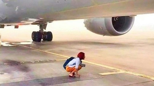 Cặp đôi Trung Quốc đứng chặn máy bay vì đến muộn giờ ảnh 1