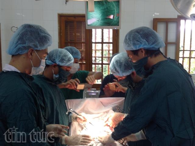 Cứu sống ngư dân nguy kịch do vỡ ruột thừa ảnh 1