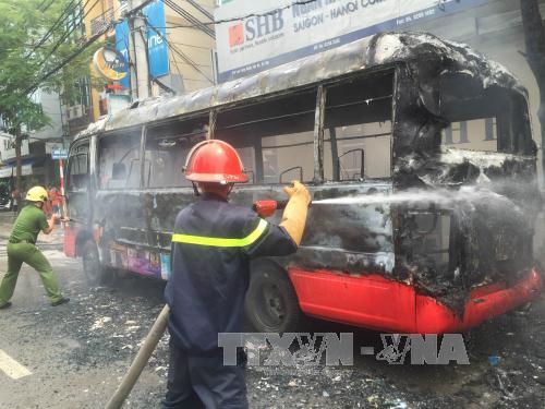 Xe buýt cháy ngùn ngụt trên đường Hà Nội ảnh 3