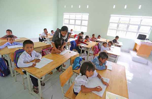 Nỗ lực vận động học sinh vùng sâu đến trường ảnh 1