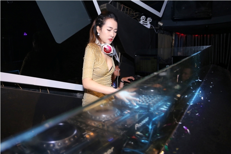 DJ Trang Moon đọ vẻ nhí nhảnh với DJ Hàn Quốc ảnh 6